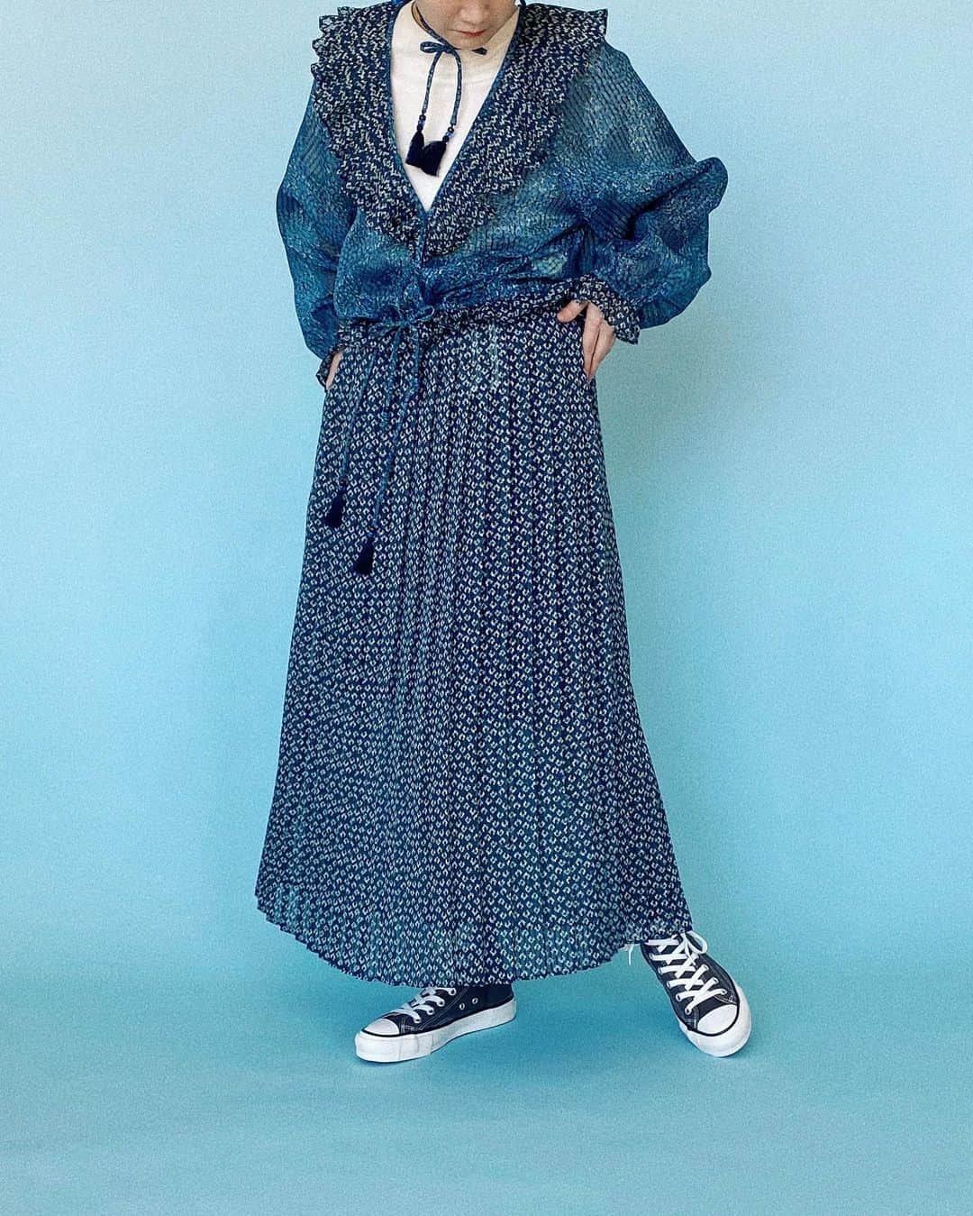 のインスタグラム：「. 【BEAMS BOY Director’s Mag】 -January 8- アクセサリーもセットです!!!  本日は、2021年の春イチオシのブラウスとスカートのセットアップを主役にスタイリングしました。  1980年代のアメリカ古着を元ネタに、デザインしたセットアップです。  どこか、レトロな、でもそれがかえって新鮮なデザインに見えませんか〜？  元ネタはワンピース型が多いのですが、今回はブラウスとスカートの“セパレートなデザイン”にアップデートしました。  一緒に着ると、ワンピースのように。 別々にも着こなせる。着回しを検討してこの型にしました。  このブラウスとスカートの最大のポイントは『ビーズとタッセル』のディテール。 アメリカ製のビーズを採用し、細部までこだわりました！  そのビーズを使用したイヤリングも作製していて、一緒につけています！！！  誰にも気づかれないかもしれない！でも、自分は分かる、そんなとびっきりのセットコーデ。  お洋服とアクセサリーのセットなんて、めちゃくちゃ粋（いき）ですよね〜！ ＿＿＿＿＿＿＿＿＿＿＿＿  KNIT:13-15-0817 SHIRT:13-11-1425 T-SHIRT:13-04-0373 SKIRT:13-27-0627 EARRINGS:13-42-4184 SHOES:13-31-0806  OTHER: @inohiromi 's OWN  #beamsboy_directors_mag information:03-5770-5550 ＿＿＿＿＿＿＿＿＿＿＿＿  ※現在公式オンラインショップで販売中、またはご予約を承っている商品はタグ付けをご覧ください。タグ付けのない商品は、販売・ご予約を開始しましたら、随時タグを追加します。  #beams #beamsboy #ビームス #ビームスボーイ #原宿 #tokyo #harajuku #beamsboyharajuku #keepfashionalive #古着 #vintage」