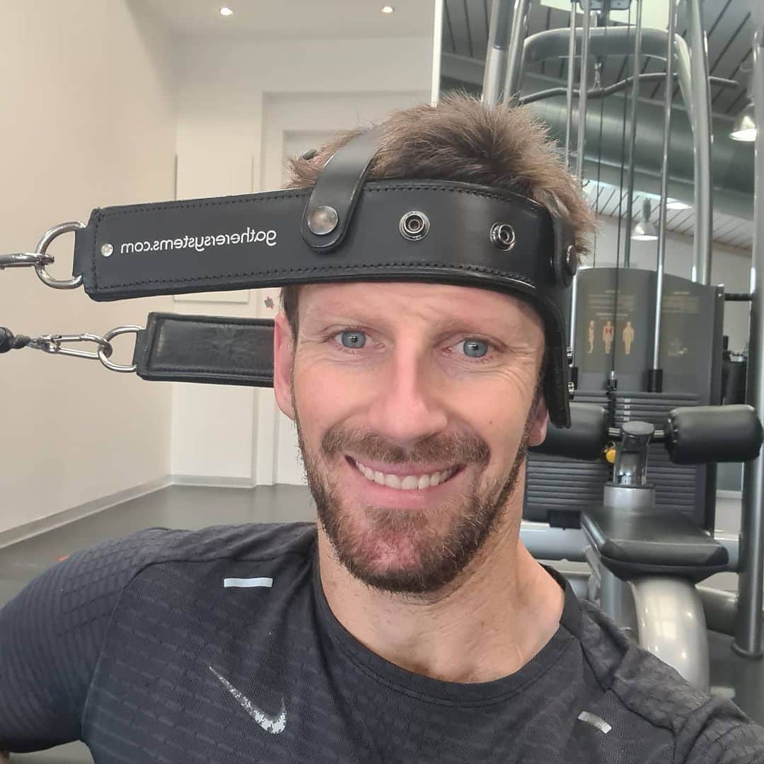 ロマン・グロージャンのインスタグラム：「Keeping that neck strong. Just in case...😉 #r8g」