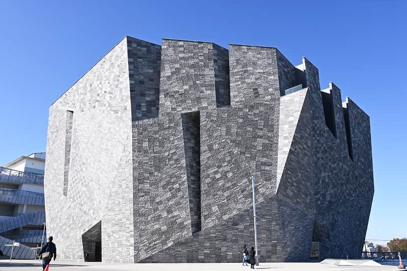 haconiwa / 箱庭さんのインスタグラム写真 - (haconiwa / 箱庭Instagram)「東京・東所沢に昨年誕生した、文化複合施設「角川武蔵野ミュージアム」をレポート！﻿ ﻿ 図書館・美術館・博物館が混ざりあう、豊富な館内施設に注目。﻿ 建築家 隈研吾さんによるデザインの岩のような巨大建築の中には、約8mの大きな本棚空間や、マンガ・ラノベに特化した図書館、妖怪にまつわる展示など盛り沢山。﻿ ﻿ 大人も子供も一日中楽しめる内容なので、ぜひチェックしてみてください！﻿ 詳しくはhaconiwa「角川」で検索して記事を読んでみてね〜﻿ ﻿ #角川武蔵野ミュージアム #ところざわサクラタウン #所沢 #東所沢 #隈研吾 #本棚劇場 #荒俣ワンダー秘宝館 #荒俣宏の妖怪伏魔殿2020 #米谷健ジュリア展」1月8日 18時35分 - haconiwa_mag