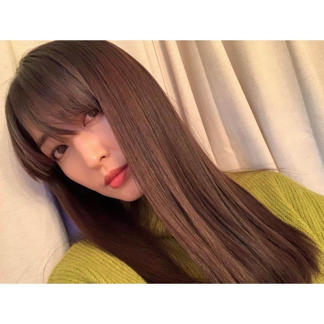 上野なつひのインスタグラム：「癖がかなり強く、美容師さんも嫌がる毛量、誰が見ても傷んでいた髪がこんなに生まれ変われるのでアールサロンのお陰🙆‍♀️ 時短だし毎日ウキウキだし。 ストレートではないからちゃんとカールもつくしね😜 去年出会えて良かったNo. 1😍 #髪質改善トリートメント  #トリートメント @chisaki_inoue  @rrsalon_」