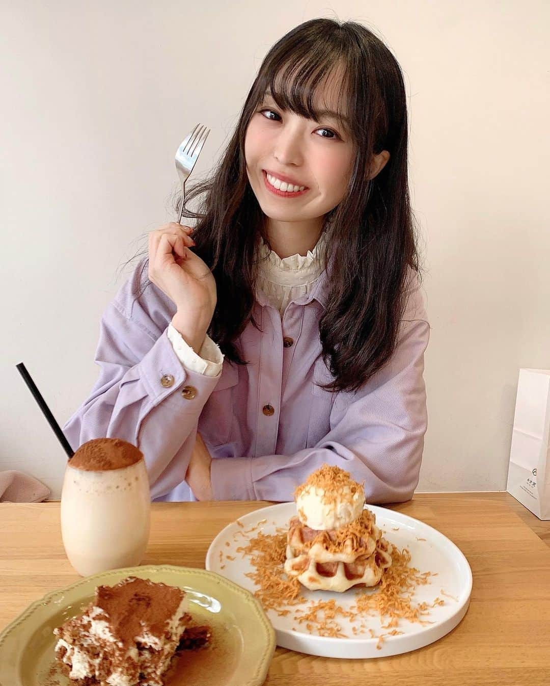 白井佑奈さんのインスタグラム写真 - (白井佑奈Instagram)「🍞💗🍞💗 . . 👑もちもちワッフルの甘じょっぱい誘惑👑 . @bread_espresso_jiyugata さんの期間限定メニュー🍴💕 . ＊ムッフル~バニラアイスとブラウンチーズ~ . バターたっぷりでフワフワな食パン「ムー」をワッフルにしたスイーツ☺️ .  バターが香る生地の外側はカリッと、中はもっちもち✨食感フェチにはたまらないやつだよ〜😆❤️ . ベビースターみたいなのがチーズチーズ🧀 メープルシロップをとろりんとかけて食べると、甘い×塩っぱいが絶妙なの🥺💗💗 . 同じくムーで作られたティラミスは、パンのもちもちとした生地も楽しめてボリューミーでした👀❣️ . . ＊＊＊＊＊＊＊＊＊＊ パンとエスプレッソと自由系 @bread_espresso_jiyugata  ＊＊＊＊＊＊＊＊＊＊ . プロフィールリンクはこちら👉 @yuna_smile0130  . . #自由が丘カフェ#自由が丘#自由が丘グルメ#自由が丘ランチ#自由が丘テイクアウト#自由が丘スイーツ#パンとエスプレッソと#パンとエスプレッソと自由形#ティラミス#パン#食パン#パン好きな人と繋がりたい#スイーツ巡り#東京カフェ#東京グルメ#東京カフェ部#グルメな人と繋がりたい#東京パン屋#映えスイーツ#スイーツ好きな人と繋がりたい#ワッフル#カフェ好きな人と繋がりたい#カフェ巡り#グルメ女子#グルメスタグラム#sweets#japanesegirl#fff#bread#cafe」1月8日 18時41分 - yuna_smile0130