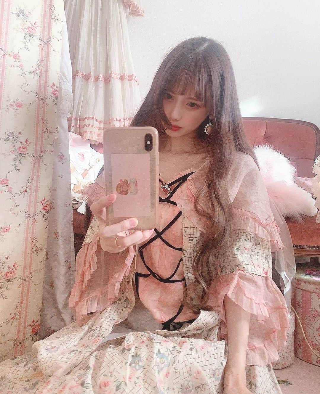 酒元麻衣（まいへー）のインスタグラム：「新年のご挨拶が遅くなりました😢 あけましておめでとうございます🎍 . . 2021年は家族の時間を大切にしつつ何か新しい事に挑戦する年にしたいです🐮🤍 . . 今年もよろしくお願い致します♡ . . . アンティークのドレスを着てみました🥺かわいい~~ キラキラのピアスはヴィンテージです🎀 . #antique #antiquefashion #vintageclothing」