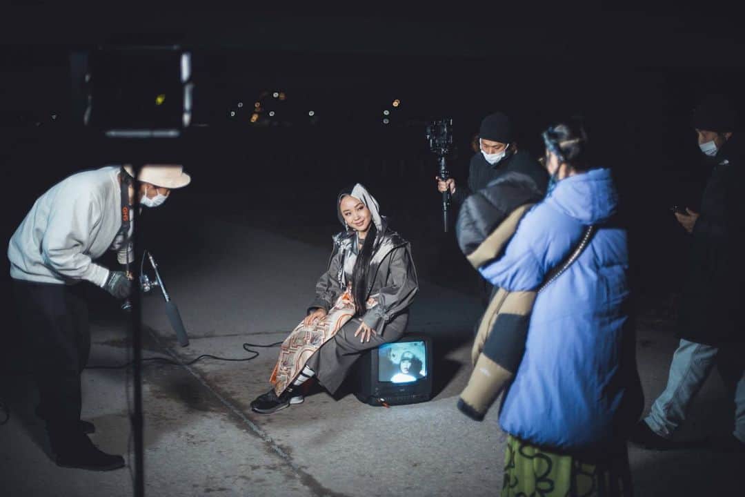 COMA-CHIさんのインスタグラム写真 - (COMA-CHIInstagram)「big thanks for “Michibata2020” video shooting team!! 大晦日に公開したミチバタ2020のMVはチェックしてくれましたか？（IGTVで観れます📺) 本当にこのチームの皆のおかげで、リリースできた曲なのだ。 ありがとうをfrom my heart!!  ナイスフォトby古賀ちゃん @kogatsuneo」1月8日 18時42分 - coma_chi