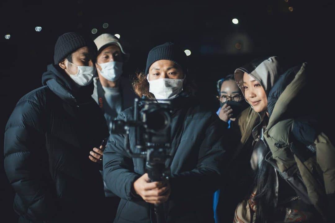 COMA-CHIのインスタグラム：「big thanks for “Michibata2020” video shooting team!! 大晦日に公開したミチバタ2020のMVはチェックしてくれましたか？（IGTVで観れます📺) 本当にこのチームの皆のおかげで、リリースできた曲なのだ。 ありがとうをfrom my heart!!  ナイスフォトby古賀ちゃん @kogatsuneo」