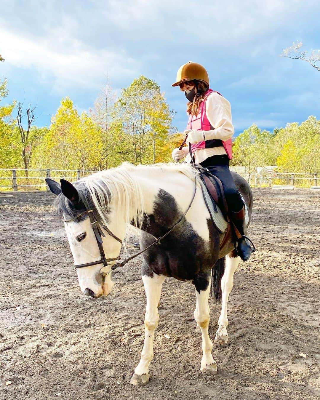 小林真由さんのインスタグラム写真 - (小林真由Instagram)「🐎🤍﻿ ﻿ お馬さん乗りたいー！っと言う娘が乗せられた瞬間凍りついてた日。﻿ この日からお馬さん乗る？というと、ちがうの！😨と言って逃げていきます🤭﻿ 乗るとそりゃ迫力あるよね..﻿ ﻿ ﻿ 昔美里ちゃんに連れて行ってもらって以来の乗馬🐎もちろん素人な私だけど背筋がぴーんとなり可愛いお馬さんに癒された気持ちの良い日でした☺️﻿ ﻿ ﻿ ﻿ #秋頃の写真🐎 #またお出かけしたいね #乗馬 #女の子ママ #男の子ママ #ママライフ #コーディネート #2歳 #生後5ヶ月 #ベビー #二人育児 #子供服」1月8日 18時42分 - mayukobayashii