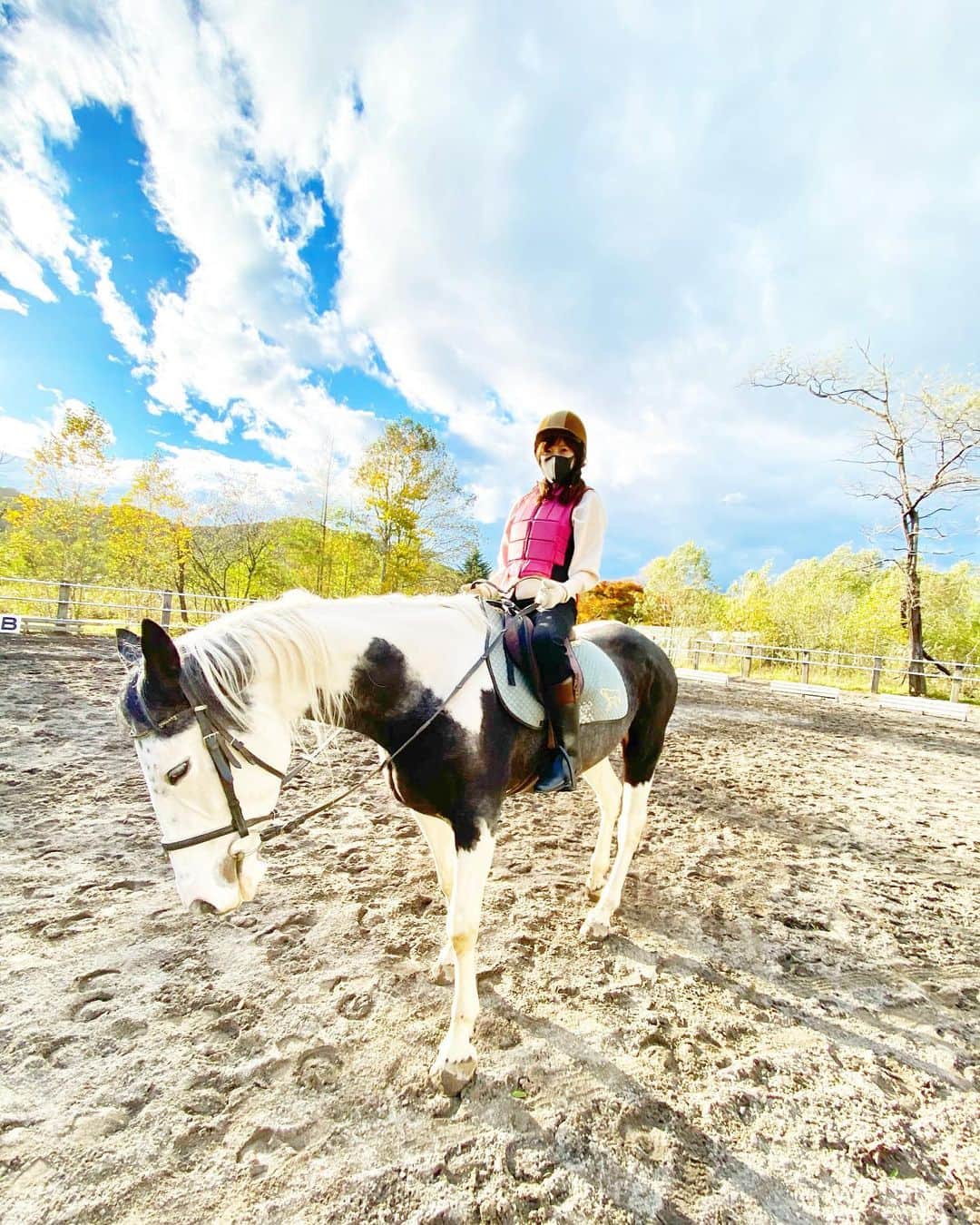 小林真由のインスタグラム：「🐎🤍﻿ ﻿ お馬さん乗りたいー！っと言う娘が乗せられた瞬間凍りついてた日。﻿ この日からお馬さん乗る？というと、ちがうの！😨と言って逃げていきます🤭﻿ 乗るとそりゃ迫力あるよね..﻿ ﻿ ﻿ 昔美里ちゃんに連れて行ってもらって以来の乗馬🐎もちろん素人な私だけど背筋がぴーんとなり可愛いお馬さんに癒された気持ちの良い日でした☺️﻿ ﻿ ﻿ ﻿ #秋頃の写真🐎 #またお出かけしたいね #乗馬 #女の子ママ #男の子ママ #ママライフ #コーディネート #2歳 #生後5ヶ月 #ベビー #二人育児 #子供服」