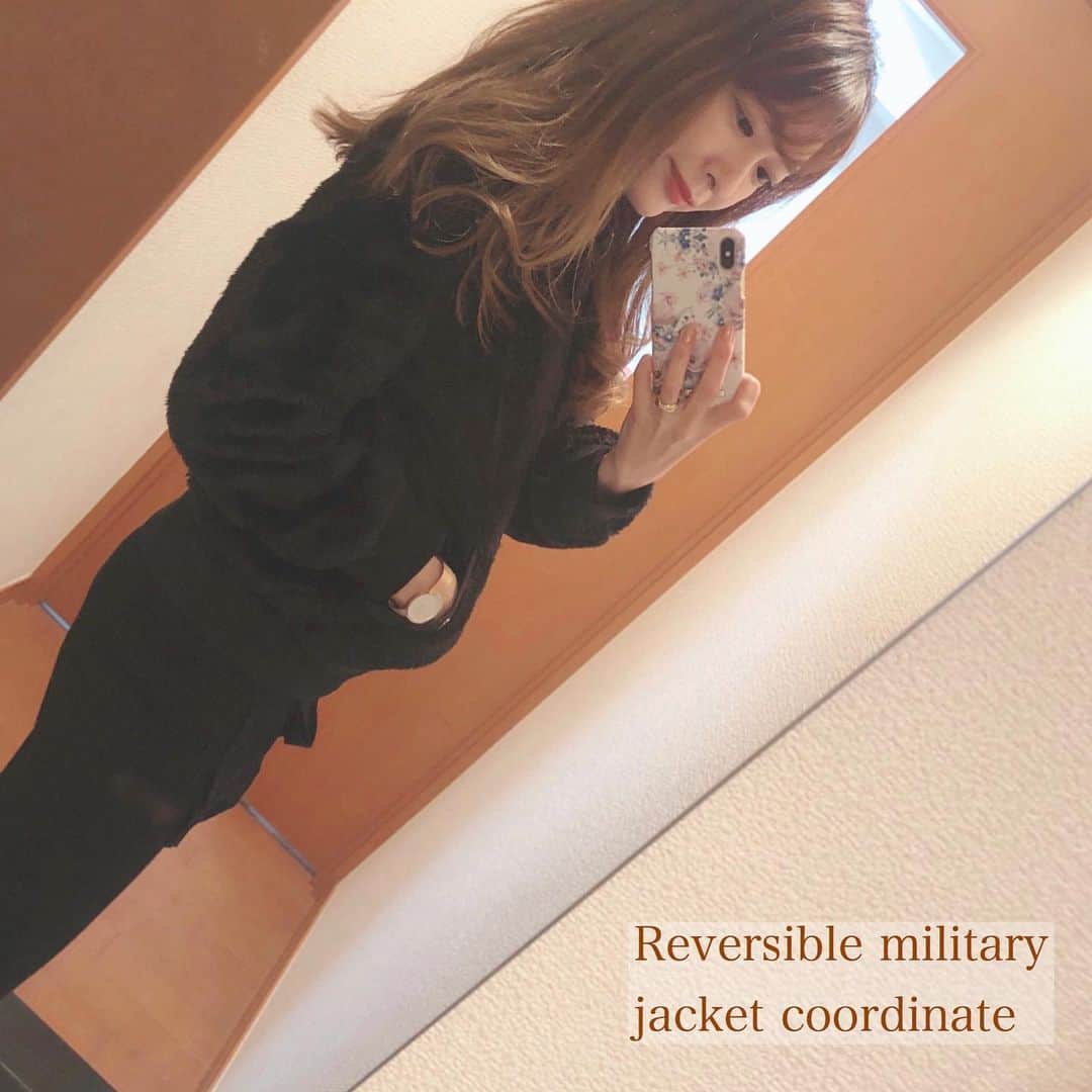 菊池かなこのインスタグラム：「. リバーシブルになるMA-1 @takahashiwear 🧥 . . ナイロンとボアのリバーシブル🐻 外側をファーにすると 高級感が出てすごく好き😍 . ぴったりめサイズなので綺麗めに着られる✨✨ . しかも @takahashiwear さんは めちゃくちゃプチプラなのでびっくり プチプラファッション好きの方はぜひ、、！ サイト見てみてね👀 . . . #服のタカハシ #オフプライスストア#プチプラコーデ #プチプラファッション#プチプラ高見えコーデ #リバーシブルブルゾン#fashion#ootd #ブルゾン#ファーコート#アラサーコーデ #ボアブルゾン#ファーブルゾン#ブラックコーデ #アウター#ma1#pr#全身黒コーデ」