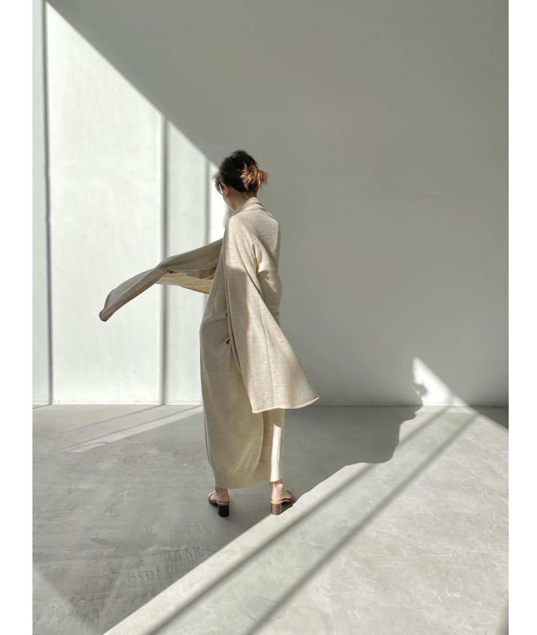 L'Appartementさんのインスタグラム写真 - (L'AppartementInstagram)「The warm spring sunshine streams  into the room.  Knit Drees 'LAUREN MANOOGIAN'.  #lappartement#fashion#2021ss#collection#preview#laurenmanoogian#style」1月8日 18時44分 - lappartement_jp