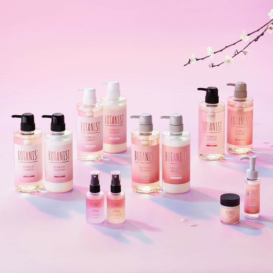 のインスタグラム：「【春の夢を、咲かせる。】 一足早く、春がやってきた🌸 本日より『ボタニカルスプリングシリーズ』登場！ ⠀⠀ 2021年スプリングシリーズのテーマは「春の夢」。 夢占いによると、春の情景を見ることは停滞していたことが動き出し、新しいことの始まりを示すとされています。 季節の移ろいを楽しむことも難しく、光が閉ざされた去年。そんな暗闇から解放され、希望の春を感じたいという思いを込めて、2021年スプリングシリーズは生まれました。 ⠀⠀ 例年人気の、桜の香りが髪にふんわりと続く #ヘアパフューム は、今年だけの香りとデザインで新登場✨ 通常品『サクラ＆ローズ』の香りに加え、BOTANIST Tokyo（@botanist_tokyo）とBOTANIST ルクア大阪店のみ『サクラ＆月下美人』の香りを、1,000個限定で発売。 1年に1晩しか咲かないと言われている希少な花“月下美人”の香りをイメージした特別なヘアパフュームです。また今年は新たに『ヘアオイル ダメージケア』がラインナップに加わりました。 ⠀⠀ 日本の春の移ろいを彩るウメ、モモ、サクラ等の美容エキスを配合し、乾燥や花粉などの春特有のダメージから髪や肌を守ります。 ⠀⠀ いち早く新しい春の訪れを感じてみませんか？ やさしい桜のフレグランスに包まれたら、それは特別な春のはじまりです🌸 ⠀⠀ ＜発売 / 取扱い店舗＞ 1/8（金）：BOTANIST Tokyo / BOTANIST ルクア大阪店 / 公式オンラインストア / ECモール（楽天、Amazonなど） ⠀⠀ #BloomyourDream #春の夢を咲かせる #BOTANIST #ボタニスト #botanisttokyo #ボタニストトウキョウ #botanicalbeauty ⠀⠀ 🗼@botanist_tokyo 🌍@botanist_global 🇨🇳@botanist_chinese」