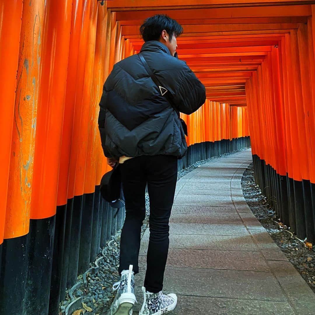 のインスタグラム：「なんかまだ見ぬ未来に向かって進んでる感じがして好きな写真☺️ この先に何があるんだろう。自分の足で見に行きたい。  Outer: #thenorthface @thenorthface  Tops: #marni @marni  Denim: #zara @zara  Shoes: #dior #diorstussy @dior  Bucket hat: #loewe @loewe  Bag: #bottegaveneta #newbottega @bottegaveneta.by.daniellee」
