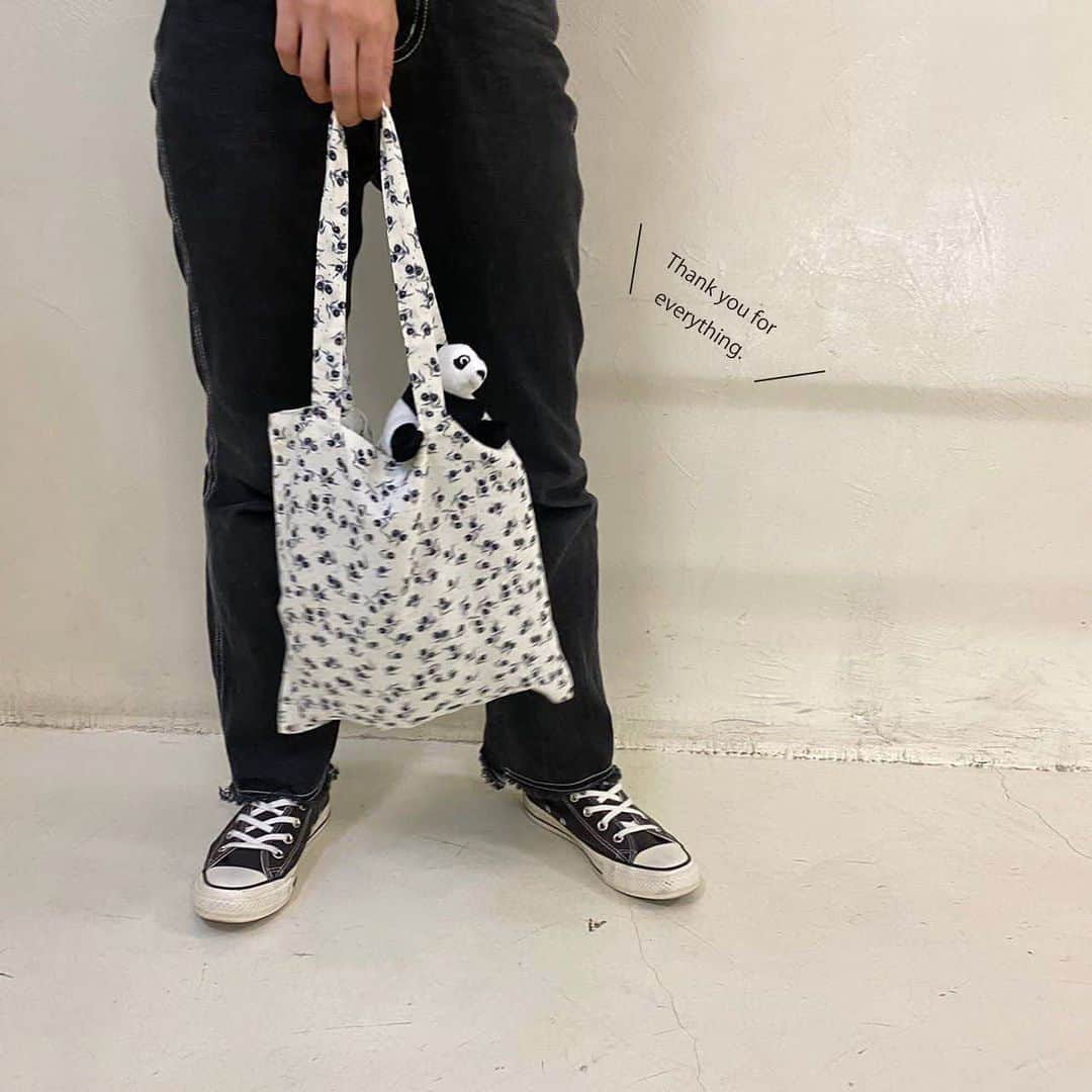 l'atelier du savonのインスタグラム：「.﻿ ﻿ 【shop information】﻿ ﻿ 先日お知らせしておりました﻿ 代官山路面店のクローズについて﻿ このような中ではありますが﻿ 少しでも感謝の気持ちをお伝えできればと﻿ ささやかなプレゼントをご用意しました﻿ ﻿ 明日1/9(土)-1/11(月)の期間中﻿ チューリップのプレゼントと﻿ ¥15,000以上お買い上げの方へは﻿ 小さなバッグを差し上げます﻿ ﻿ アトリエスタッフの手作りになりますので﻿ 各日ほんとうに少しの数になります﻿ 予めご了承くださいませ。﻿ ﻿ ﻿ また、ご来店を検討されているお客様は﻿ お身体を第一に無理せずお越しください﻿ 店内あたたかくしてお待ちしております💐  #感謝の気持ち #代官山 #クローズのお知らせ」