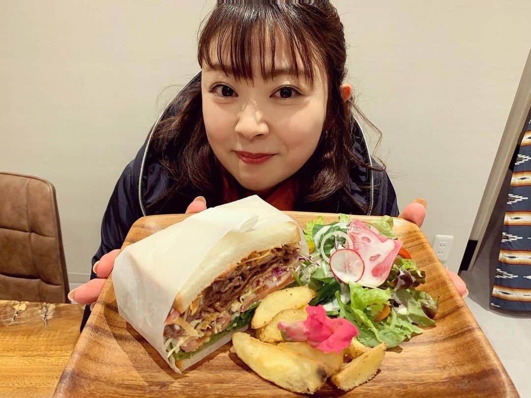 常盤よしこのインスタグラム：「今日の中継は 熊本市北区植木町 グランピンカフェ　イロハ♫ グランピングの擬似体験ができるカフェです！ オシャレー❤️ フードメニューもおすすめでーす！！ カレーうまぁ🍛  #てれビタ #金曜中継 #kkt #グランピングカフェイロハ  #熊本カフェ #焼肉屋さんの焼肉サンド #ホテル仕込みのバターチキンカレー」