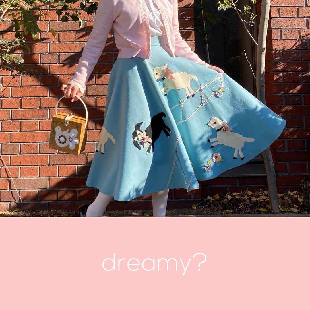 NUTTY Vintage&Collectibleのインスタグラム：「🌸WEEKEND SPECIAL NEW ARRIVAL🌸  ☑︎【special】vtg 50's lamb motif felt circular skirt  50sのコレクティブルアイテムの代表的なアイテムである＜フェルトスカート＞。 年始に続き、なんとこの3連休にも入荷いたします！  プードルのモチーフの人気が根強いアイテムですが、 こちらは羊というのが可愛らしく全面にモチーフがあるのが360°どこから見てもキュート💘 50sらしいパステルカラーも魅力的です＊ 羊の首に付けられた鈴は歩くたびにリンリンと音を立てるのが楽しい！  当時のオリジナルのフェルトスカートは大変希少価値の高いレアアイテムです〰️！  どうぞお見逃しなく✔️  💌詳細はお問い合わせください💌  ┈┈┈┈┈┈┈┈┈┈┈┈┈┈┈┈┈  バイヤー選りすぐりの アメリカより買い付けたばかりのNEWアイテムは メンテナンス後、順次お出ししております！  SNS掲載アイテムは通販も可能ですので お気軽にお問い合わせ下さい💌  NUTTYで今冬のお洒落を お楽しみいただけますように…♡  ┈┈┈┈┈┈┈┈┈┈┈┈┈┈┈┈┈  🎉2021🌅新春初売りSALEのお知らせ🎉  🎍店内チケットのついたアイテム⭕️10%OFF〜50%OFF⭕️！ 🎍ONLINE STOREセールアイテム続々掲載中！  店頭＆ONLINE STORE共にどうぞお楽しみ下さい🔜  ┈┈┈┈┈┈┈┈┈┈┈┈┈┈┈┈┈」