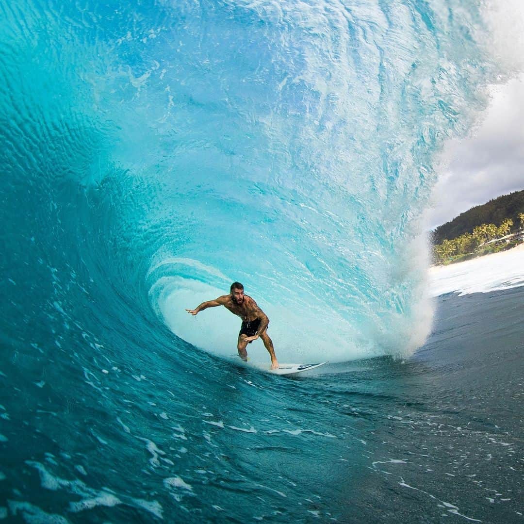 クイックシルバーさんのインスタグラム写真 - (クイックシルバーInstagram)「If you look closely, you can almost feel this wave gurgling. @mikeywright69, wrangling a bomb at surfing’s most famous stretch of reef. 📸 @brentbielmann」1月8日 18時52分 - quiksilver