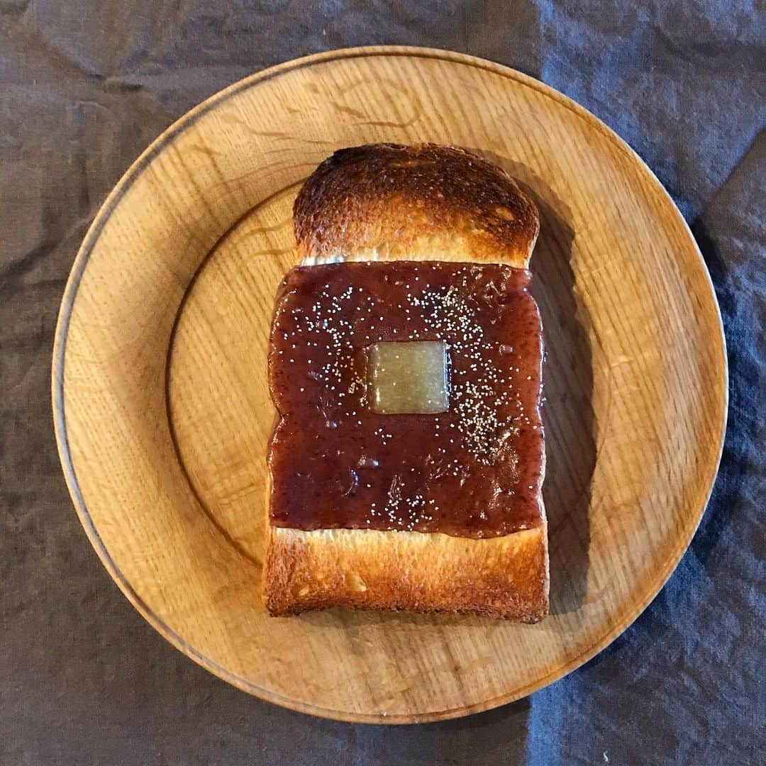 福田葉子さんのインスタグラム写真 - (福田葉子Instagram)「亀屋良長のスライスようかん、オントースト。あんバタートーストとは違う、ようかんらしいねっとり感と甘み。バターようかんも効いてる。パンに載せて焼くだけの斬新な京都老舗和菓子店の試み、支持します。 #toast #wagashi #sweet #yummy #foodie #スライスようかん #亀屋良長 #京都　#お取り寄せ　#和菓子　#おやつ　#おいしい　#あんバタートースト #違い　#器好き #うつわ好き #北欧　#ヴィンテージ　#wigger #リム皿」1月8日 18時54分 - yoyoyokoko
