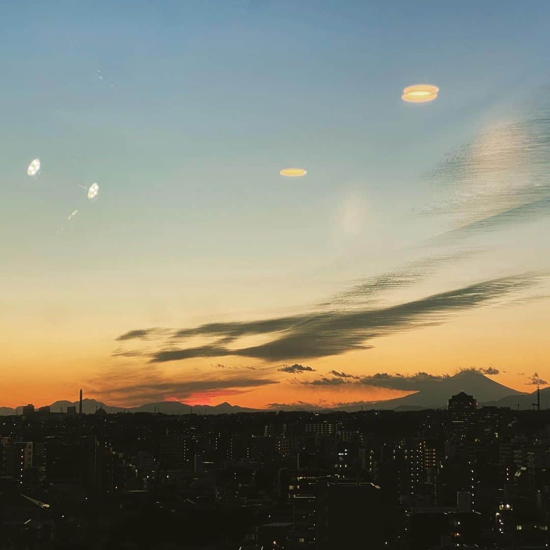 鶴見辰吾さんのインスタグラム写真 - (鶴見辰吾Instagram)「西の空にUFOなのか🛸⁉️」1月8日 18時54分 - shingo.tsurumi