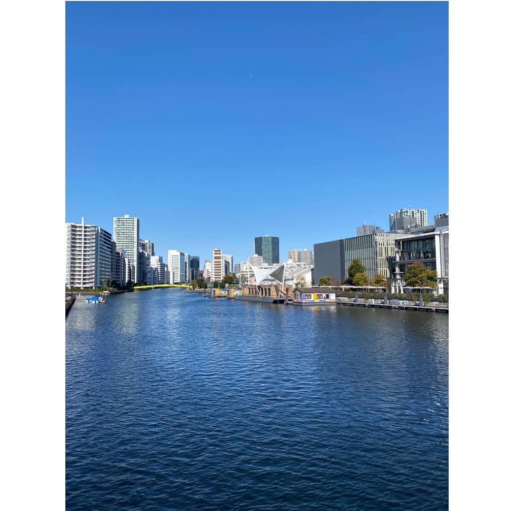 Warehouse TERRADA 寺田倉庫のインスタグラム：「天王洲らしい風景を  こちらは天王洲の新東海橋から北側に広がる景色です。 寺田倉庫のInstagramでは、本年もアートや天王洲の情報を中心にお届けいたします。 ぜひご覧ください。」