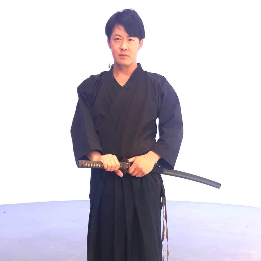 新山大さんのインスタグラム写真 - (新山大Instagram)「たった一回のリハーサルは一刀両断できず失敗。 雑念を捨て臨んだ生放送本番。 完璧にぶった斬りました！ あぁよかった〜。快感♡ #zipfriday #試し斬り #日本刀 #卜傳流剣術 #samurai #ぶっつけ本番の刃 #慢性鼻炎の呼吸 #壱ノ型 #ナザール噴射」1月8日 19時05分 - dai_niiyama
