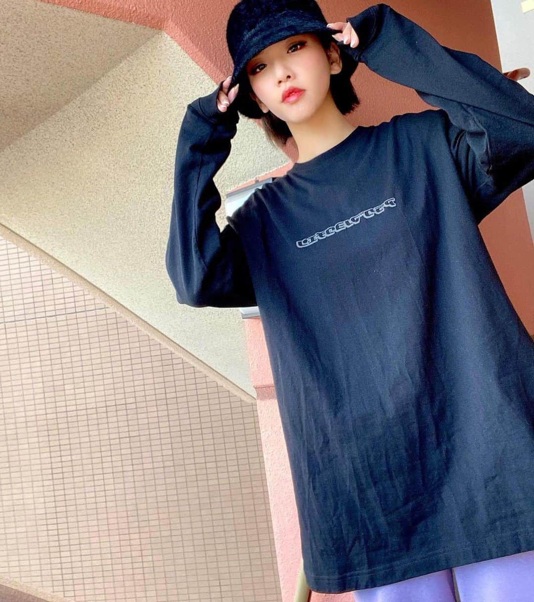 Yukkyのインスタグラム：「アラグマノヨウチエン🚬🧸 . . . . . #ootd#fashiongram#instalike#instagood#instadaily#dayoff#anime#makeup#mood#lfl#fff#2021#アラグマノヨウチエン#あらぐまのようちえん#休日の過ごし方#黒髪ボブ#ショートヘア#冬メイク#被写体#黒コーデ#休日」