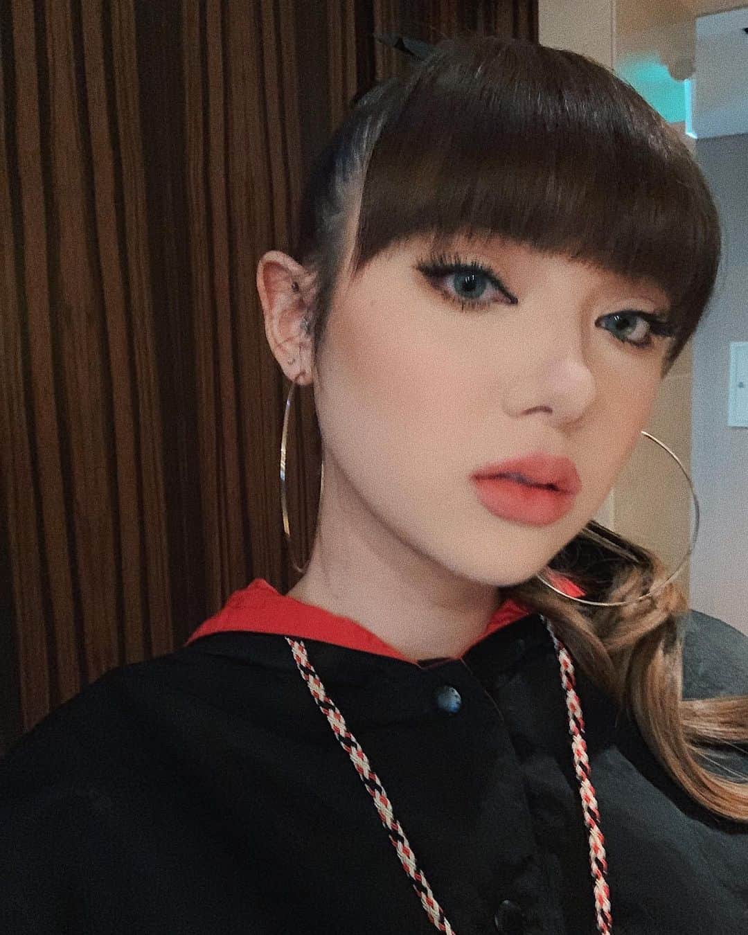 ヤンニーン・ワイゲルのインスタグラム：「🖤🕸」