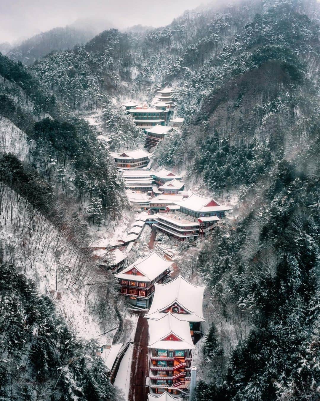 キャセイパシフィック航空のインスタグラム：「From skating ⛸ on frozen lakes to bathing in hot springs ♨, what do you love most about travelling in #winter? Perhaps hiking in snowy Sobaeksan🗻 in Danyang County, South Korea and admiring the beautifully snow-covered roofs of Guinsa nestled in its valleys.⠀ ⠀ #冬季 出遊，你喜歡湖上滑冰⛸ ，還是溫泉之旅？在南韓丹陽郡小白山🗻 上可以一邊行山，一邊欣賞山谷中白皚皚的雪景。⠀ ⠀ 📸: @namchosun_landscapes⠀ ⠀ #cathaypacific #MoveBeyond #southkorea #sobaeksan #danyancounty⠀」