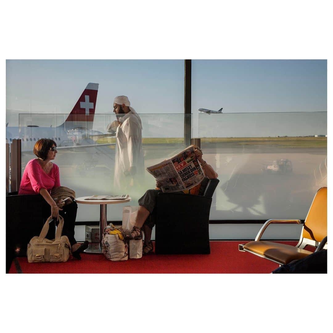 Magnum Photosさんのインスタグラム写真 - (Magnum PhotosInstagram)「"You have to be on your guard. There’s nothing worse than missing an opportunity: photographs don’t wait" - Harry Gruyaert⁠ .⁠ Airports have been a source of endless fascination for Harry Gruyaert, who is interested in photographing elements of the environment, the decor and lightning.⁠ .⁠ We reproduce Gruyaert’s introductory text from his new book 'Last Call', documenting airports around the world, along with a selection of images from the book.⁠ .⁠ PHOTO: Roissy/Charles-de-Gaulle airport. Paris. France. 2012⁠ .⁠ © #HarryGruyaert/#MagnumPhotos⁠」1月8日 19時01分 - magnumphotos
