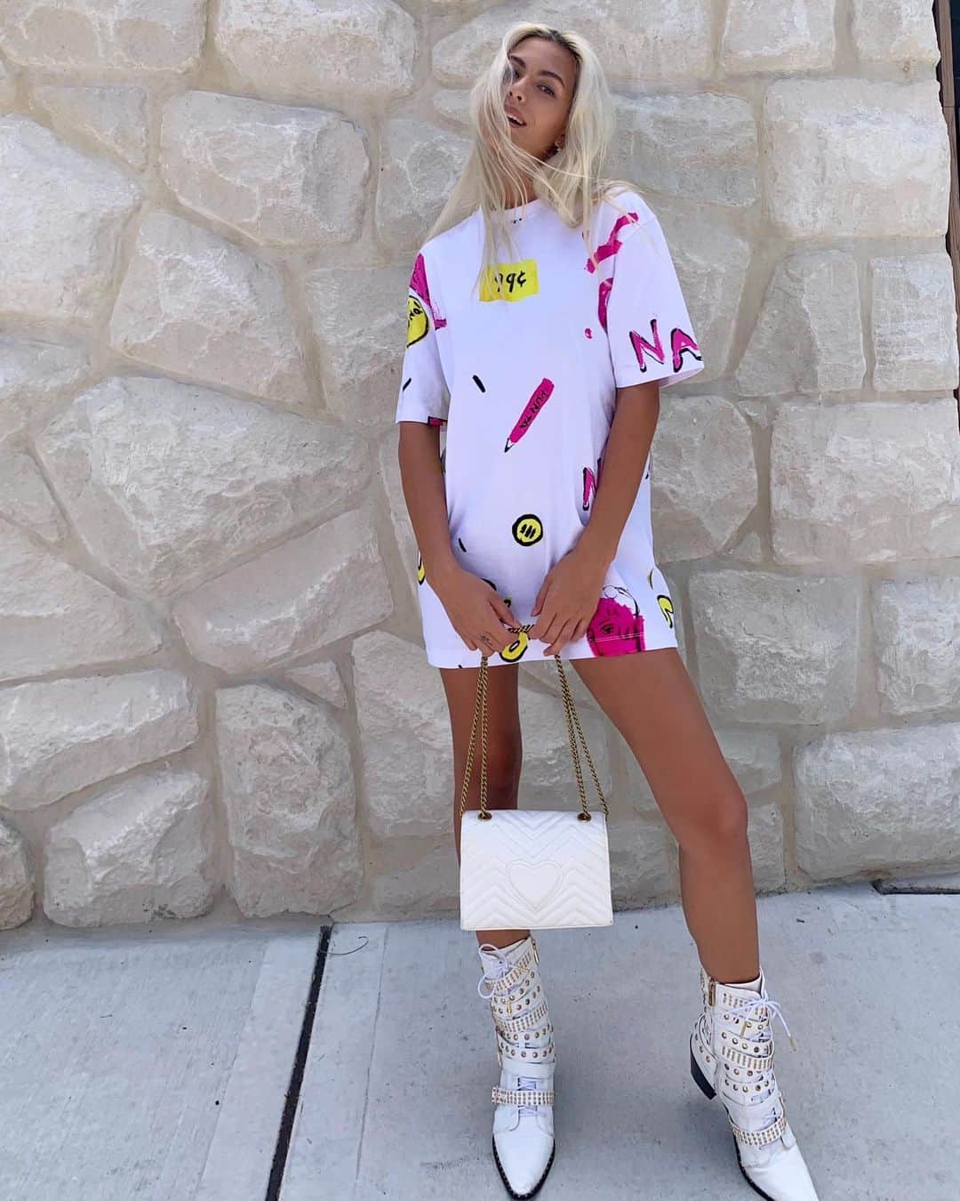 アリスマッコールのインスタグラム：「@sybil_sweet styling up our Graffiti Tee Dress #aliceMcCALL」
