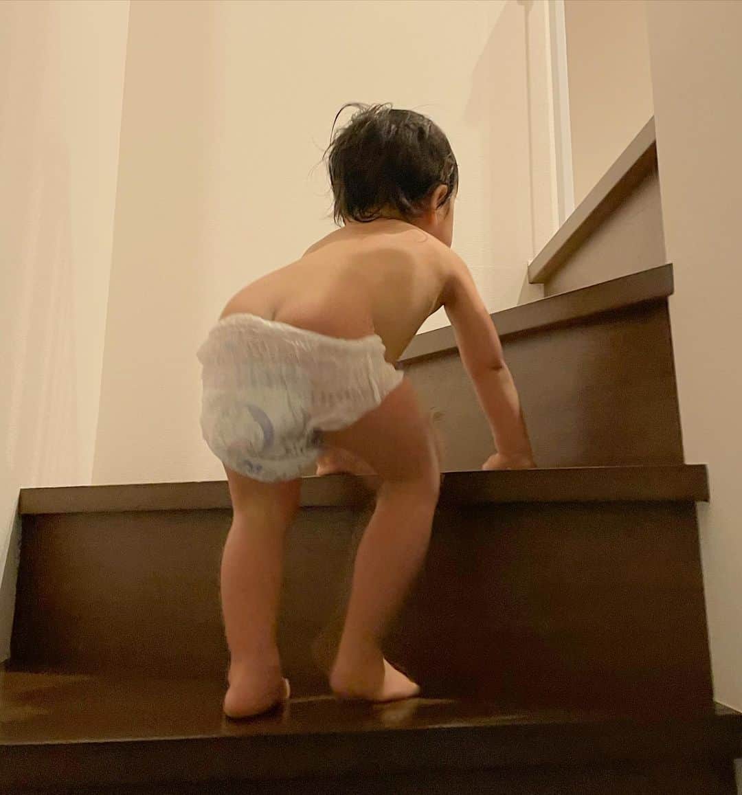 鈴木あきえさんのインスタグラム写真 - (鈴木あきえInstagram)「すみません、 お風呂上がりに半ケツで逃走するの やめていただけます？😂🤣  おむつはくのイヤ。  洋服着るのイヤ。  全部イヤイヤイヤな イヤイヤ期さん👦🏻  ひとまず オレに遊ばせろ。そしておっぱいをくれ。  な今日この頃のようです😂😂笑  うん、成長、、ですね😂👍🏻  #息子 #2歳3ヶ月 #お兄ちゃん #娘 #新生児 #イヤイヤ期 #〇〇しないが口癖 #おっぱい戻り #断乳からのおっぱい戻り #ダブル授乳 #ダブル授乳仲間さんからのたくさんのお声が聞けて嬉しい限り #お風呂上がり逃走 #息子を追いかける日々 #風呂上がりは裸で追いかける #😂」1月8日 19時01分 - akiesuzuki0312