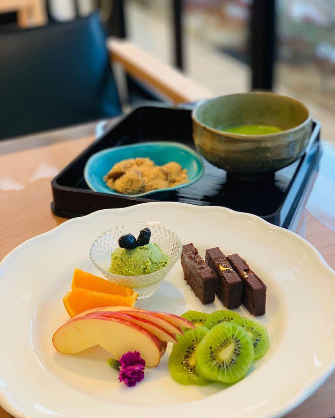 のインスタグラム：「覚王山の住宅街に12月13日オープンしたChocolat 覚王山花壇 ＆ 抹茶Cafeさんに行ってきました🙌🏻✨  👉🏻@chocola_kk  和モダンなお店❤︎なんか落ち着く〜☺️  店内入るとすぐチョコレートがショーケースの中にズラリ✨  その奥にカフェスペースがあり、ガラス張りで開放感のあるテラス席に案内されました✨  お抹茶と抹茶アイス、わらび餅、フルーツ、テリーヌドュフィーグがセットになったテリーヌセット（1,500円）を注文🙌🏻💕  テリーヌドュフィーグは店内で焼いててイチジクを入れてるんだって❤︎ 丁寧にお店の方が教えてくれました☺️  濃厚でしっとり、イチジクが良い食感のアクセントになって美味しい✨とっても上品な味❤️  わらび餅ももちもちで、あれはニッキなのかなぁ🤔香りがすごく良くって美味しかった💕  フルーツも甘いし、アイスも抹茶の味が濃ゆくて美味しい✨ もちろんお抹茶もきつい苦味がなくまろやかで飲みやすい☺️✨✨  全てにおいて大満足🙌🏻✨ お店の人の雰囲気も良く居心地のいいカフェでした❤︎  また足を運びたくなるお店です☺️  #名古屋カフェ #名古屋カフェ部 #あまなび #名古屋インスタ交流会 #インスタグルメアワード2021 #genic_sweets #インスタグルメショー #グルメディア #trevary #nagoya_style #覚王山カフェ #テリーヌ #お抹茶 #和カフェ」