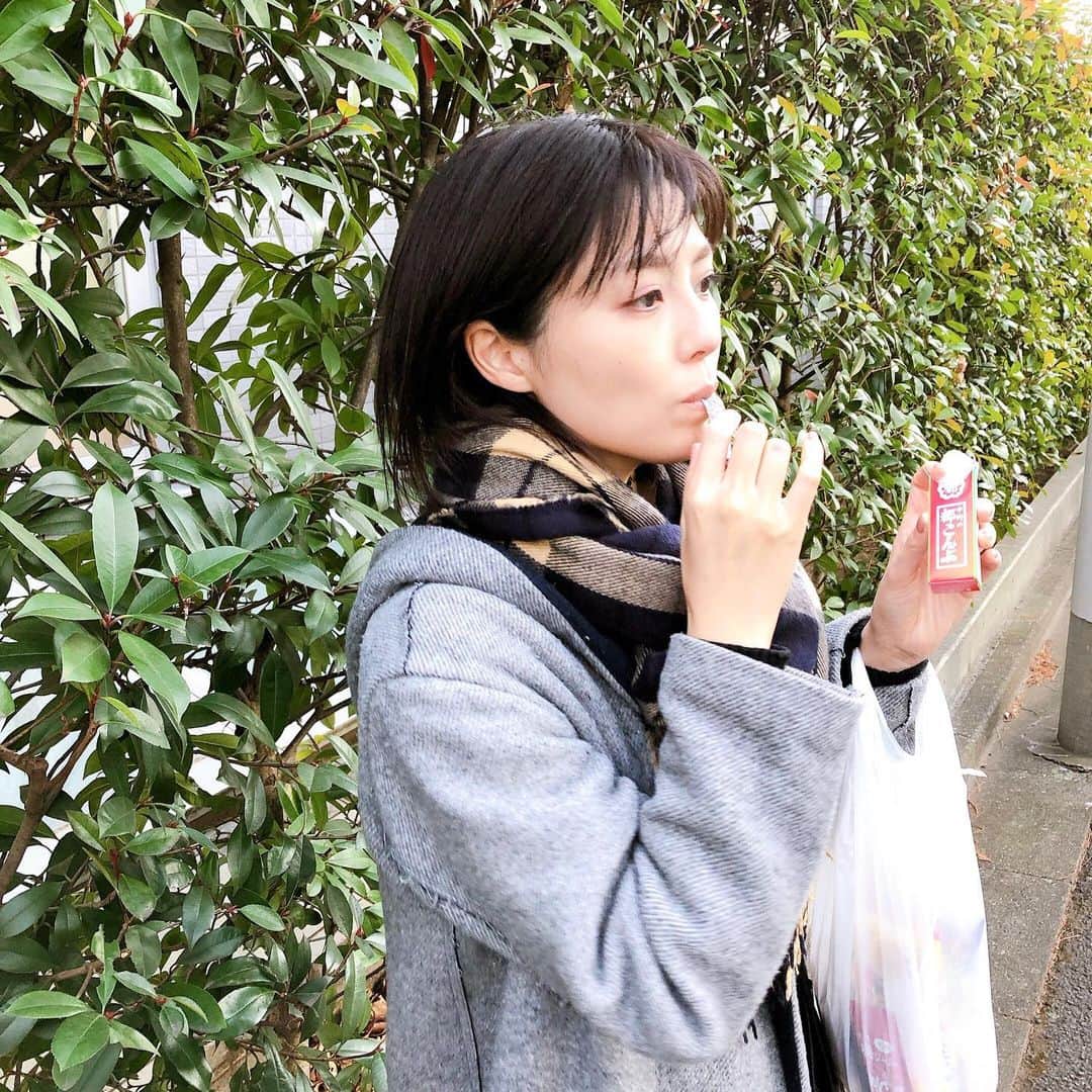 渋谷飛鳥のインスタグラム：「懐かしの 都こんぶ😂  学生の頃ハマって ずっとこれ食べていました  タイトル 「都こんぶを無心で食べる女」  #都こんぶ　#駄菓子　#いつかのPhoto」