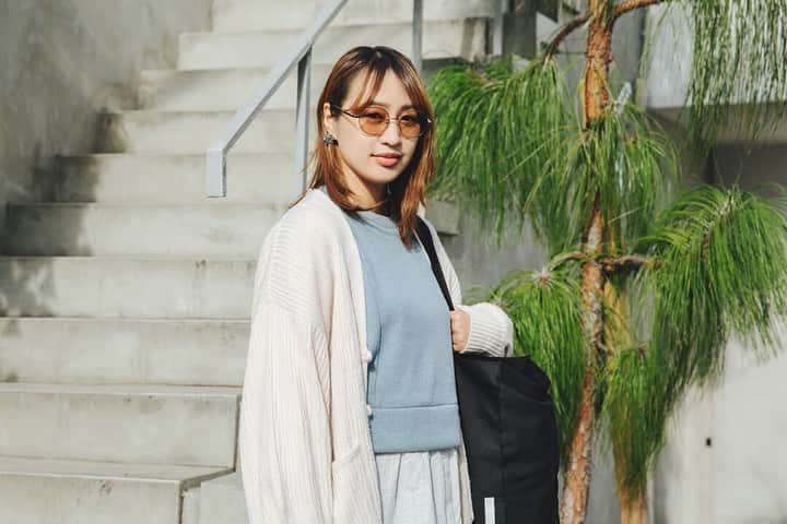 Zoff Officialのインスタグラム：「《ライフスタイルとアイウェア》 伊里瑞稀さん @mizuki.iri / スタイリスト  広告やテレビなどで出演者のスタイリストとして活躍する伊里さんは、クラシックなメタルフレームを選択。 このフレームと合わせたレンズ2WAYレンズ（調光レンズ）。室内ではクリアな視界のメガネ、屋外に出ると紫外線に反応してサングラスに変わるので、洋服のリース回りや撮影で外と中を行き来してもアイウェアをかけ直す必要がありません。  スタイリストの仕事をしていて一番やりがいを感じるのは「洋服を素敵に着こなしてくれて、喜んでくれること」。洋服選びだけでなく、明るい彼女の周囲への気遣いが人と人との仕事に結びついています。  Zoff CLASSIC ZP192015_41E1 ￥7,700(税込)  Photographer @takaki_iwata  #Zoff #EyePerformance #glasses #eyewear #2wayレンズ #調光レンズ #メガネ #メガネ女子 #メガネコーデ #アイウェア」