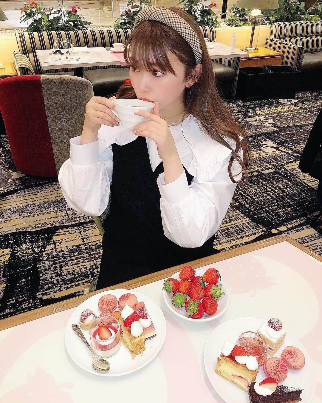 藤川沙弥のインスタグラム：「🍓❤️  今年も #いちごの日 に🍓を食べれた❤️ @newotani_osaka のビュッフェへ🏨💗  @pierrehermeofficial との コラボsweetsもあったよ🍰  #ホテルでいちご狩り っていうテーマ通り、 美味しい旬な苺を沢山食べれて幸せ時間🥰🍓🍓🍓 可愛いくて美味しいsweetsが種類豊富 ꒱  ニューオータニさんのビュッフェは ご飯系のメニューも多いのも好きなポイント❣️ 今回は巻き寿司やサンドウィッチもあって🥪 どれも美味しくてお腹も満たされる♡ˎˊ˗  感染対策もきちんとされていて、 取り分けもスタッフさんに して頂けるので安心でした🙏🏻✨  #ホテルニューオータニ #いちごブッフェ」