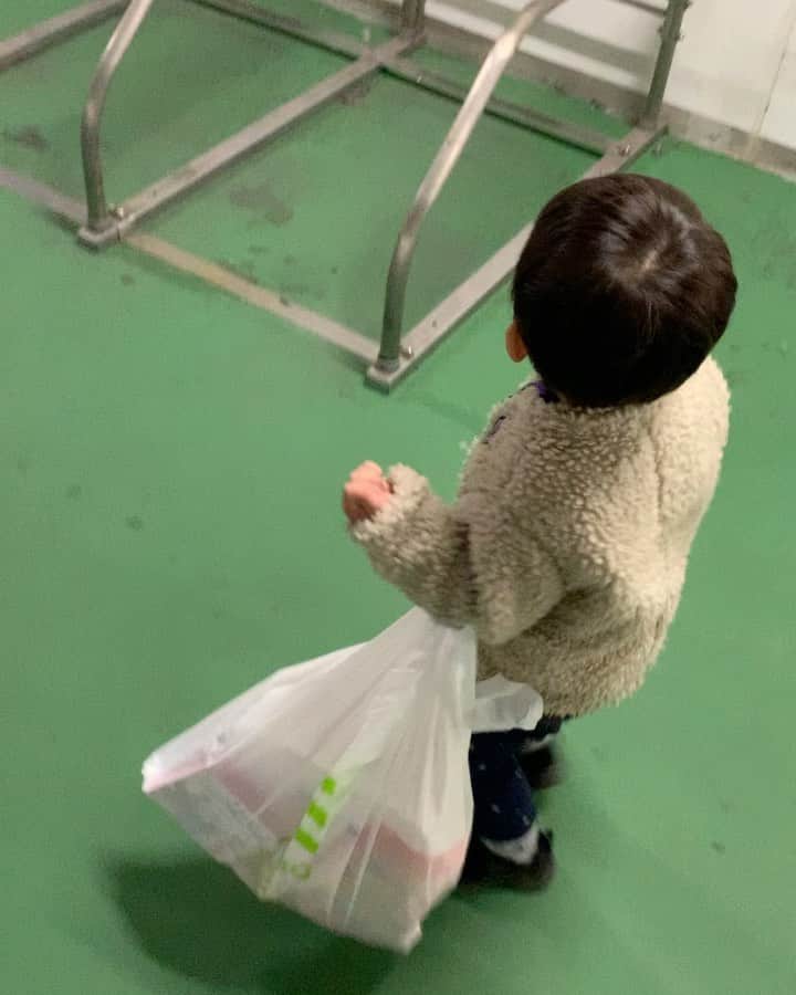 のインスタグラム：「漢は黙って荷物持ち💪  …さいごは…😂  #dtのオフ」