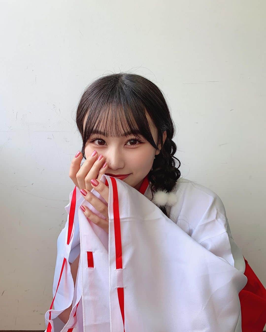 宮丸くるみのインスタグラム：「🎍🐮🎍🐮  ・ ・ ・  #リリバリ #lilyofthevalley #アイドル #idol #jk #18歳 #高校生 #巫女 #巫女さん #黒髪 #みつあみアレンジ #ヘアアレンジ #ぱっつん前髪 #シースルーバング #ロングヘア」