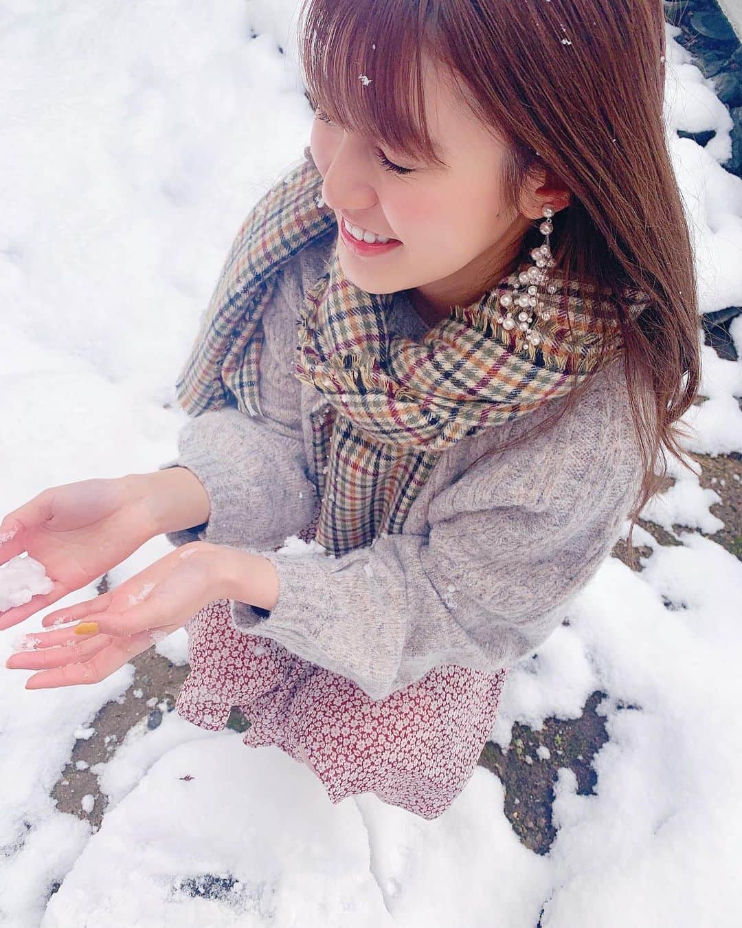 神志那結衣さんのインスタグラム写真 - (神志那結衣Instagram)「福岡も少し雪が積もったけん 妹と遊んだよ☃️❄️ 自分で自分に雪かけて遊んでます🥰笑 立派なゆきだるまも作ったよ #雪　#ゆきだるま　#冬　#snow #マフラー」1月8日 19時07分 - jiina27