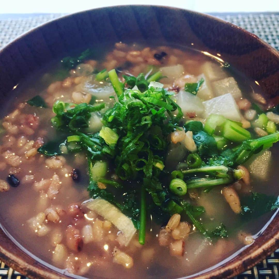 ふかしのインスタグラム：「七草粥。１日遅れたのでネギ足して八草粥にして食べてみましたよ。 #七草粥 #八草粥」
