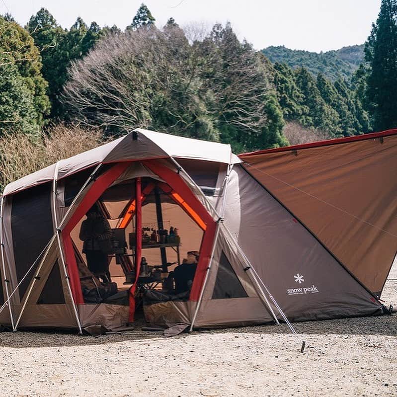 キャンプ情報サイト［ランタン］さんのインスタグラム写真 - (キャンプ情報サイト［ランタン］Instagram)「CAMP SMILE STYLE ／ 小さなキャンドルが照らす家族の団欒 ＼ いろんなキャンパーのキャンプスタイルを現地取材と一般キャンパーからの投稿で数多く掲載してます。 . . 詳しくは @lantern.camp webサイトをご覧ください . . #camp #camping #outdoor #travel #trip #lantern_smile #nature #キャンプ #キャンプ用品 #キャンプギア #アウトドア #テント #自然 #旅行 #キャンプ初心者  #キャンプ好きな人と繋がりたい #camper #外遊び #LANTERN #キャンプレイアウト #秋キャンプ #冬キャンプ #かぶとの森テラスキャンプ場 #ファミリーキャンプ #ファミキャン #キャンドル #スノーピーク #snowpeak #レインボーストーブ」1月8日 19時08分 - lantern.camp
