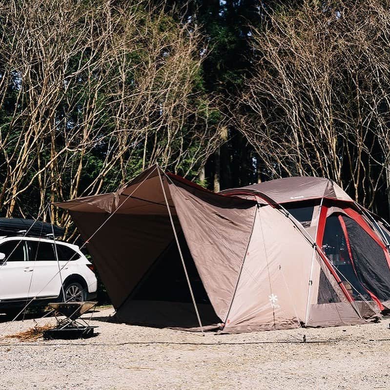 キャンプ情報サイト［ランタン］さんのインスタグラム写真 - (キャンプ情報サイト［ランタン］Instagram)「CAMP SMILE STYLE ／ 小さなキャンドルが照らす家族の団欒 ＼ いろんなキャンパーのキャンプスタイルを現地取材と一般キャンパーからの投稿で数多く掲載してます。 . . 詳しくは @lantern.camp webサイトをご覧ください . . #camp #camping #outdoor #travel #trip #lantern_smile #nature #キャンプ #キャンプ用品 #キャンプギア #アウトドア #テント #自然 #旅行 #キャンプ初心者  #キャンプ好きな人と繋がりたい #camper #外遊び #LANTERN #キャンプレイアウト #秋キャンプ #冬キャンプ #かぶとの森テラスキャンプ場 #ファミリーキャンプ #ファミキャン #キャンドル #スノーピーク #snowpeak #レインボーストーブ」1月8日 19時08分 - lantern.camp