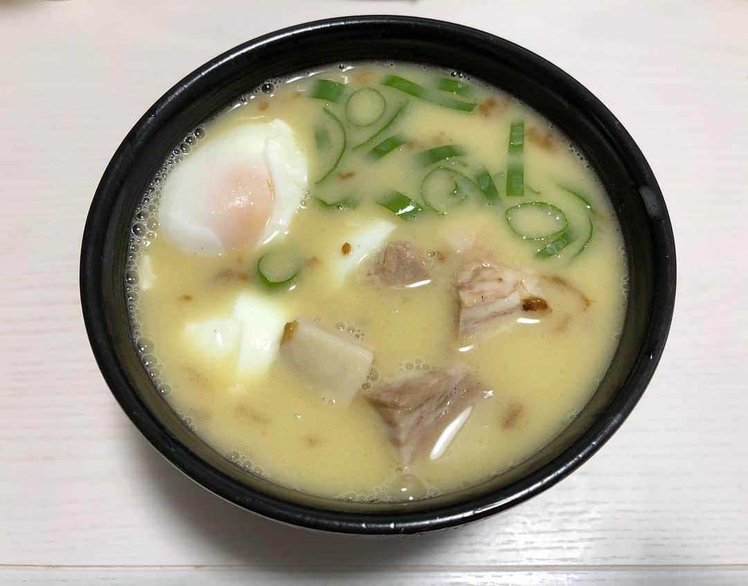 平松翔馬さんのインスタグラム写真 - (平松翔馬Instagram)「#森ちゃんのラーメンフェスタ  今年はリモートラーメンフェスタということで、自宅で簡単に作れる冷凍ラーメンをお店の方が作ってくださいました。  どの店舗もクオリティが高い！高すぎる！！  写真は1枚目、2枚目が 麺や鳥の鶏次さん 3枚目、NAKAGAWAわずさん 4枚目、悠然かしやさん  とにかくどれもうまい！ うますぎる！！ チャーシュー、麺、そしてスープまで、お家でこのクオリティを堪能できるとは大満足です！  自宅でおいしいラーメンを食べたい人は是非検索してみてください！ #ラーメンフェスタ #リモート #ラーメン #おうちごはん #ラーフェスリモート」1月8日 19時09分 - shoma.hiramatsu_ytv