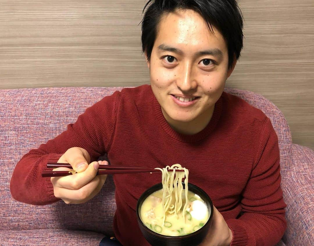 平松翔馬のインスタグラム：「#森ちゃんのラーメンフェスタ  今年はリモートラーメンフェスタということで、自宅で簡単に作れる冷凍ラーメンをお店の方が作ってくださいました。  どの店舗もクオリティが高い！高すぎる！！  写真は1枚目、2枚目が 麺や鳥の鶏次さん 3枚目、NAKAGAWAわずさん 4枚目、悠然かしやさん  とにかくどれもうまい！ うますぎる！！ チャーシュー、麺、そしてスープまで、お家でこのクオリティを堪能できるとは大満足です！  自宅でおいしいラーメンを食べたい人は是非検索してみてください！ #ラーメンフェスタ #リモート #ラーメン #おうちごはん #ラーフェスリモート」