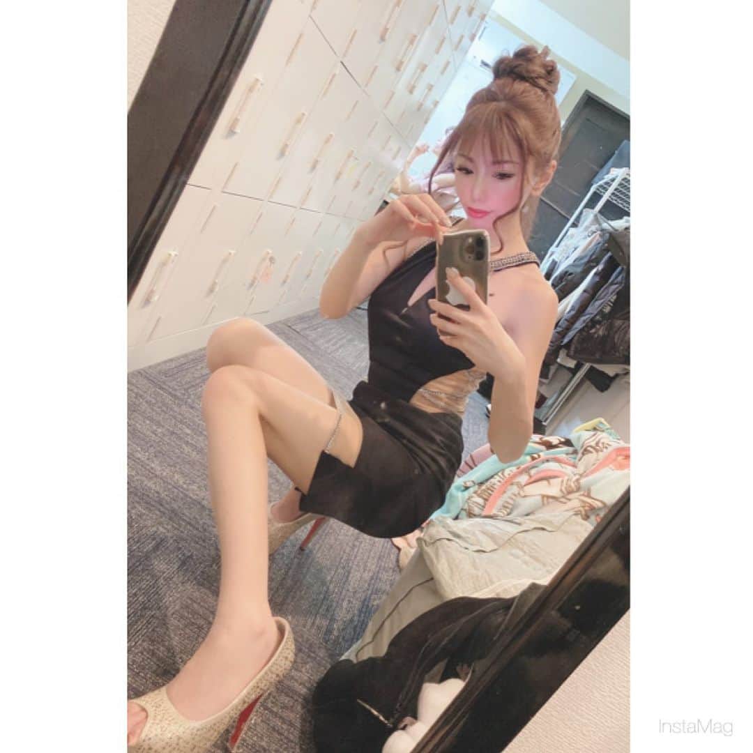 あゆかのインスタグラム：「2万人💓 みんなありがとー🥰 これからも応援してね！！ 私もがんばりますー！！  . 昨日はお団子ヘアー！ おろしてるのとどっちがすき？  .  .  #千葉キャバクラ#千葉富士見キャバ嬢#千葉富士見町キャバ嬢#千葉富士見キャバクラ#arドレス#ジュエルズドレス#オンラインキャバクラ#ファッション好きな人と繋がりたい#ヘアメイク#お家スタイル#息してる？#followｍe4 #follow4like#followtrain」