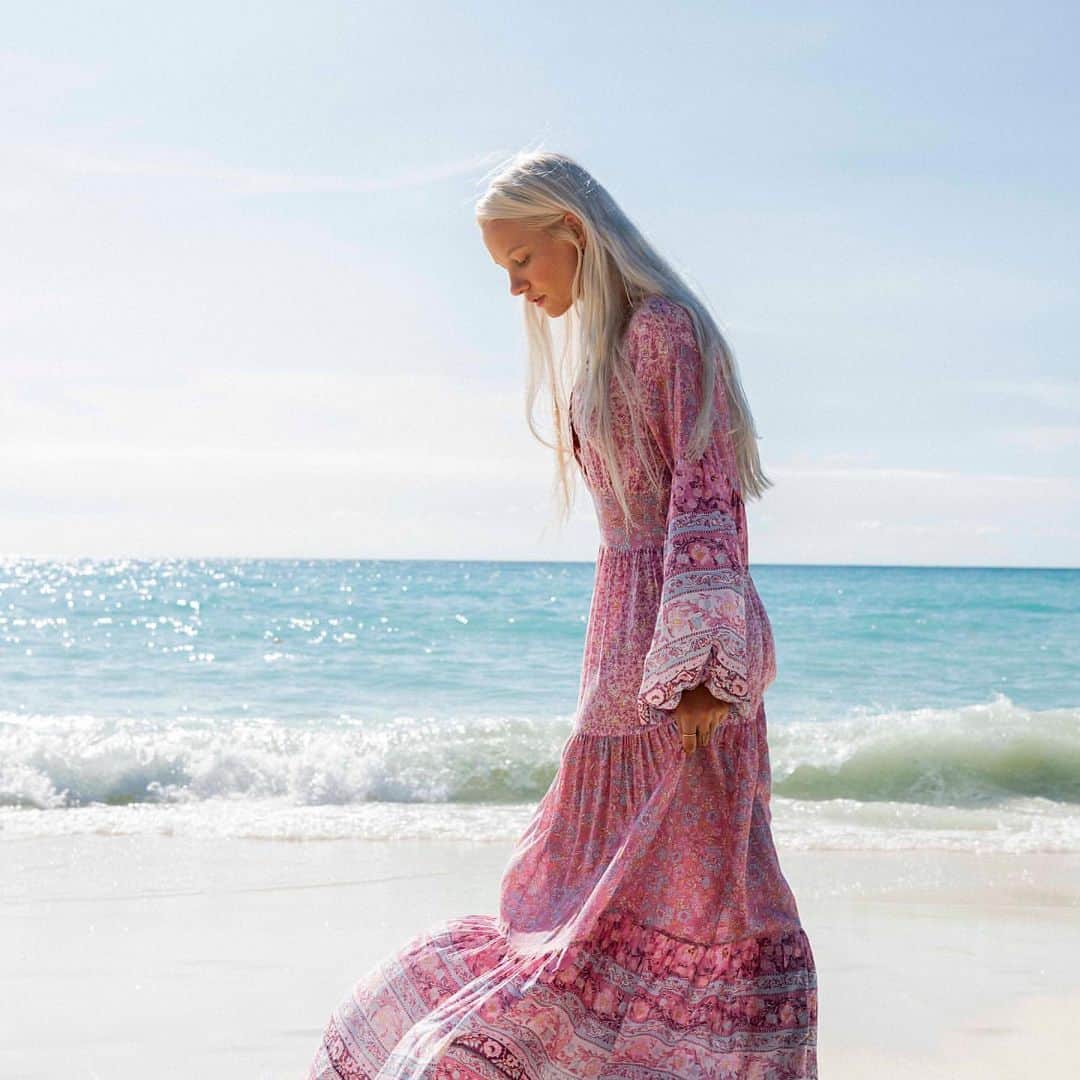 のインスタグラム：「Cosmos Maxi Dress ボヘミアンなプリントがキュート🌺」