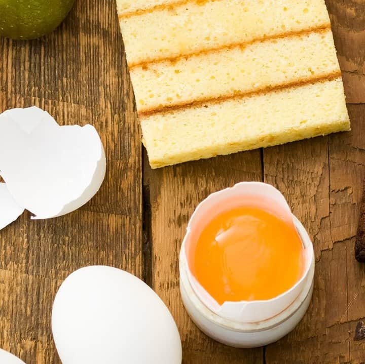 ユーハイム公式さんのインスタグラム写真 - (ユーハイム公式Instagram)「【ふわふわたまごケーキ】  新商品"純正バターパウンドケーキ"は 個性豊かな4種類♪  "ふわふわたまごケーキ"は 丁寧にたてたメレンゲが、ふんわりとやさしい食感の秘密。 卵白の持つ起泡力を活かすことで、膨張剤を使用せず、 ふんわり食感を可能にしました✨  卵とバターの豊かな風味と、バニラが香る生地に、 甘酸っぱさがアクセントの特製アンズジャムを3層にサンドしました。 アンズジャムは、1つずつ丁寧に手摘みしたアンズを使用した、 添加物を使用していないユーハイムオリジナルです✨  #ユーハイム #純正バターパウンドケーキ #バタパン #純正自然 #パウンドケーキ #バウムクーヘン #バターパウンド #新発売 #新商品  #純正 #バター #ケーキ #スイーツ #juchheim #poundcake #baumkuchen #new #butter #cake #sweet」1月8日 19時20分 - juchheim1909