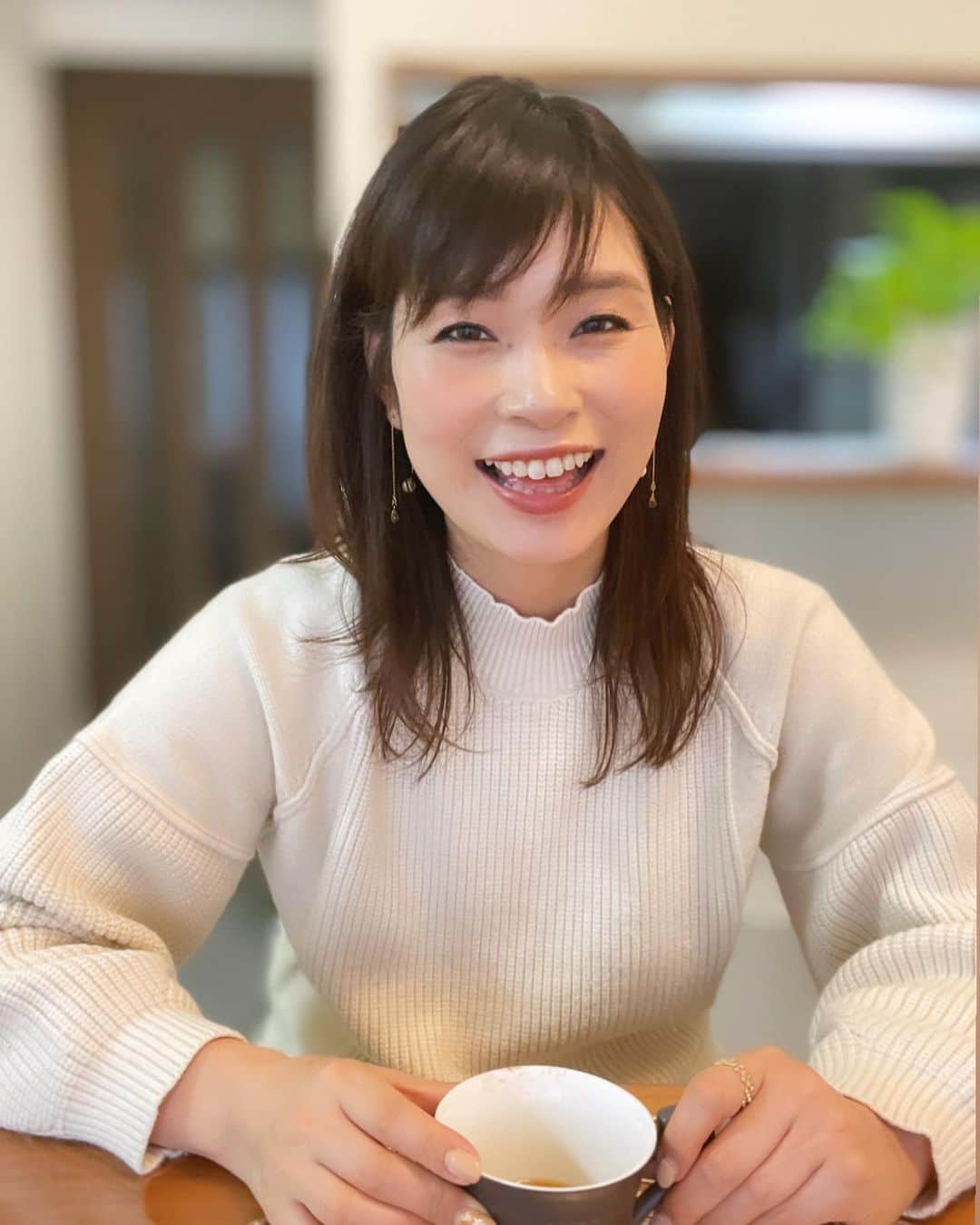 三佐和あやのインスタグラム：「今日 さむいね. 肌の調子がいいと わたしは気分がいいのだ𓇢 ▶︎4枚目はノーフィルターだよ✨  寒いとき生姜のむとすぐあったまるよ⤴︎ 肌って食べるもので変わるよ、冷やさないようにね. お鍋もいいよ！あたたかい野菜は体の中から綺麗になれるから〜❄︎  それに 冬のスキンケアもかかせないよね。 愛用のアイテム纏めましたよ♪ ▶︎5枚目〜 @misawa_aya のプロフィール欄にあるURLから飛べるので みてみてね🤲💕   #笑顔 #笑顔が人を幸せにする #健康 #健康第一 #アンチエイジング #おすすめ #美肌ケア #美肌 #美肌レシピ #シミケア #しわ #しわ改善 #ほうれい線 #化粧水 #美容液 #炭酸パック #スペシャルケア #クレンジング #クレンジングバーム #洗顔」