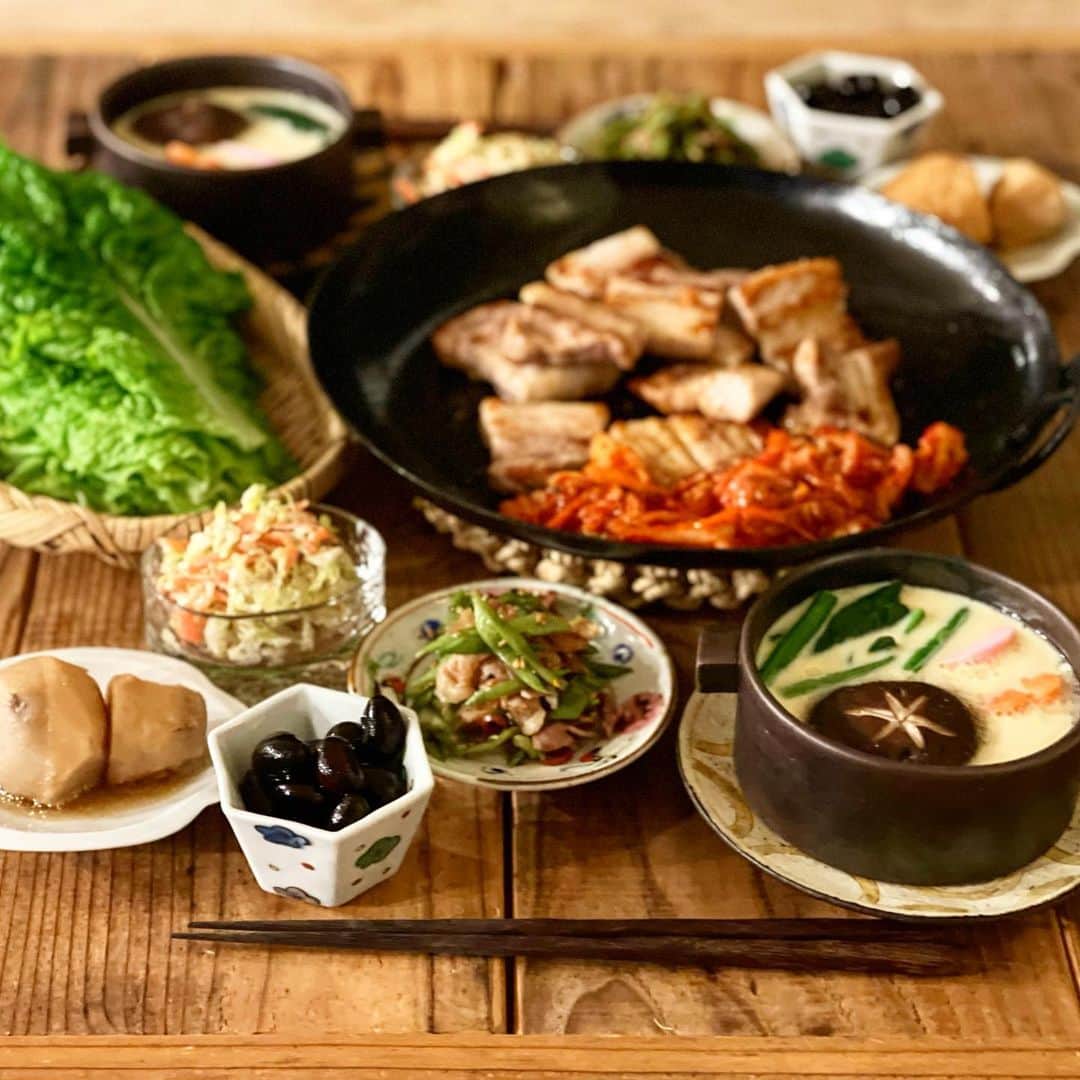 Atsukoのインスタグラム：「今日の晩ご飯 2020.01.08 ･ サムギョプサル 茶碗蒸し 里芋煮 コールスロー 黒豆 モロッコ隠元と豚肉のピリ辛炒め ･ ･ 珍しく娘がはやく帰って来たのでサムギョプサル。 お店で食べるのも美味しいけど、おうちサムギョプサルもなかなか😋 あとは適当に煮物とか。 茶碗蒸しは、鶏肉とほうれん草、かまぼこと椎茸と人参入れてます。 出汁と塩小さじ1/2だけでシンプルに味付け。おうち茶碗蒸しはすきですが、外ではあまりたべない私です✨」