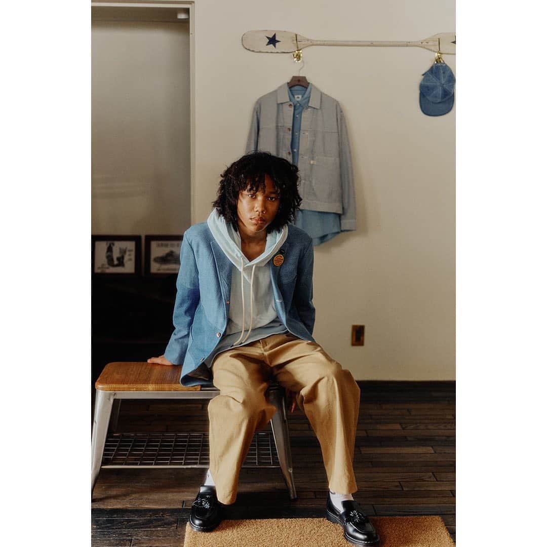 KUROのインスタグラム：「2021spring&summer collection KURO x JPRESS   KUROとJ.PRESS & SON’S AOYAMAとのコラボコレクションを、2021年2月中旬より、KURO 各店、 J.PRESS & SON’S AOYAMAにて一般発売開始。  2021年1月1日から1月10日までKUROオフィシャルオ ンラインストアにて先行予約をスタートいたします。 常にデニムの新しいクリエイションを追及し続けるKUROは、 J.PRESSのトラディッショナルアイ テムに、KUROのオリジナルデニム素材を掛け合わせることで新しい世界観を生みだしました。 遊び心のある大人のリラックススタイルをお楽しみください。」
