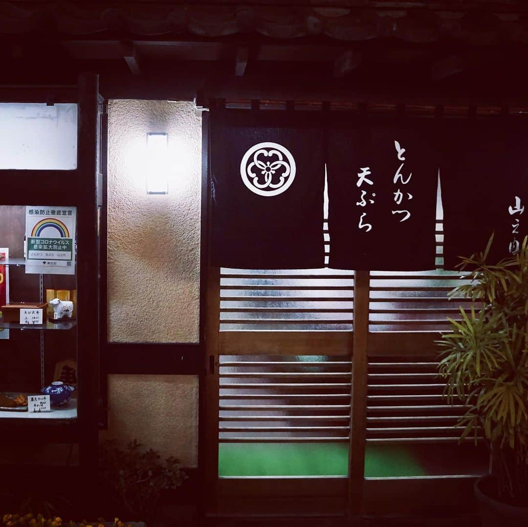 田辺晋太郎さんのインスタグラム写真 - (田辺晋太郎Instagram)「【守りたい名店 とんかつ 山之内@上用賀】  二度目の #緊急事態宣言 が発令され、飲食店は未曾有の危機に瀕する。  そんななか思うのは、守りたいお店、無くなってしまったら困る地元の名店に少しでも力になりたいという事。  物心ついた時から通うこちらのお店 #山之内 は今の季節は カキフライ が絶品。  #とんかつ もしっかりと揚げ切る昔ながらのスタイル、#串カツ も変わらぬ美味さ。  #東京農大 の近くという事もあり研究にいらしていた宮様もお気に入りの味。 70代後半のご夫婦が切り盛りするゆえあまり混みすぎても困る、でもコロナなんかに負けてほしくない。 流行とかとは違うベクトルで心に響くおいしい味がある。  カリカリに上ったキツネ色の衣の熱さで上顎が火傷した思い出をずっと色あせさせないように。  #肉マイスター #田辺晋太郎 #肉 #instafood #foodstagram #foodporn #foodphotography #foodie #foodpics #foodlover #foodies #foodblogger #meat #meatrip #meatlover」1月8日 19時27分 - meat_meister_tanabe_shintaro