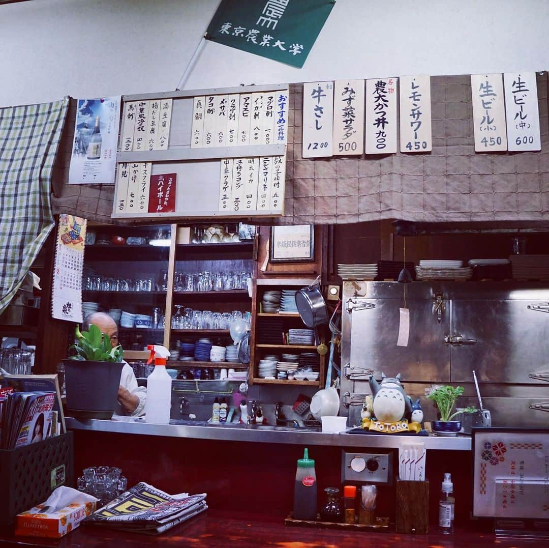 田辺晋太郎さんのインスタグラム写真 - (田辺晋太郎Instagram)「【守りたい名店 とんかつ 山之内@上用賀】  二度目の #緊急事態宣言 が発令され、飲食店は未曾有の危機に瀕する。  そんななか思うのは、守りたいお店、無くなってしまったら困る地元の名店に少しでも力になりたいという事。  物心ついた時から通うこちらのお店 #山之内 は今の季節は カキフライ が絶品。  #とんかつ もしっかりと揚げ切る昔ながらのスタイル、#串カツ も変わらぬ美味さ。  #東京農大 の近くという事もあり研究にいらしていた宮様もお気に入りの味。 70代後半のご夫婦が切り盛りするゆえあまり混みすぎても困る、でもコロナなんかに負けてほしくない。 流行とかとは違うベクトルで心に響くおいしい味がある。  カリカリに上ったキツネ色の衣の熱さで上顎が火傷した思い出をずっと色あせさせないように。  #肉マイスター #田辺晋太郎 #肉 #instafood #foodstagram #foodporn #foodphotography #foodie #foodpics #foodlover #foodies #foodblogger #meat #meatrip #meatlover」1月8日 19時27分 - meat_meister_tanabe_shintaro