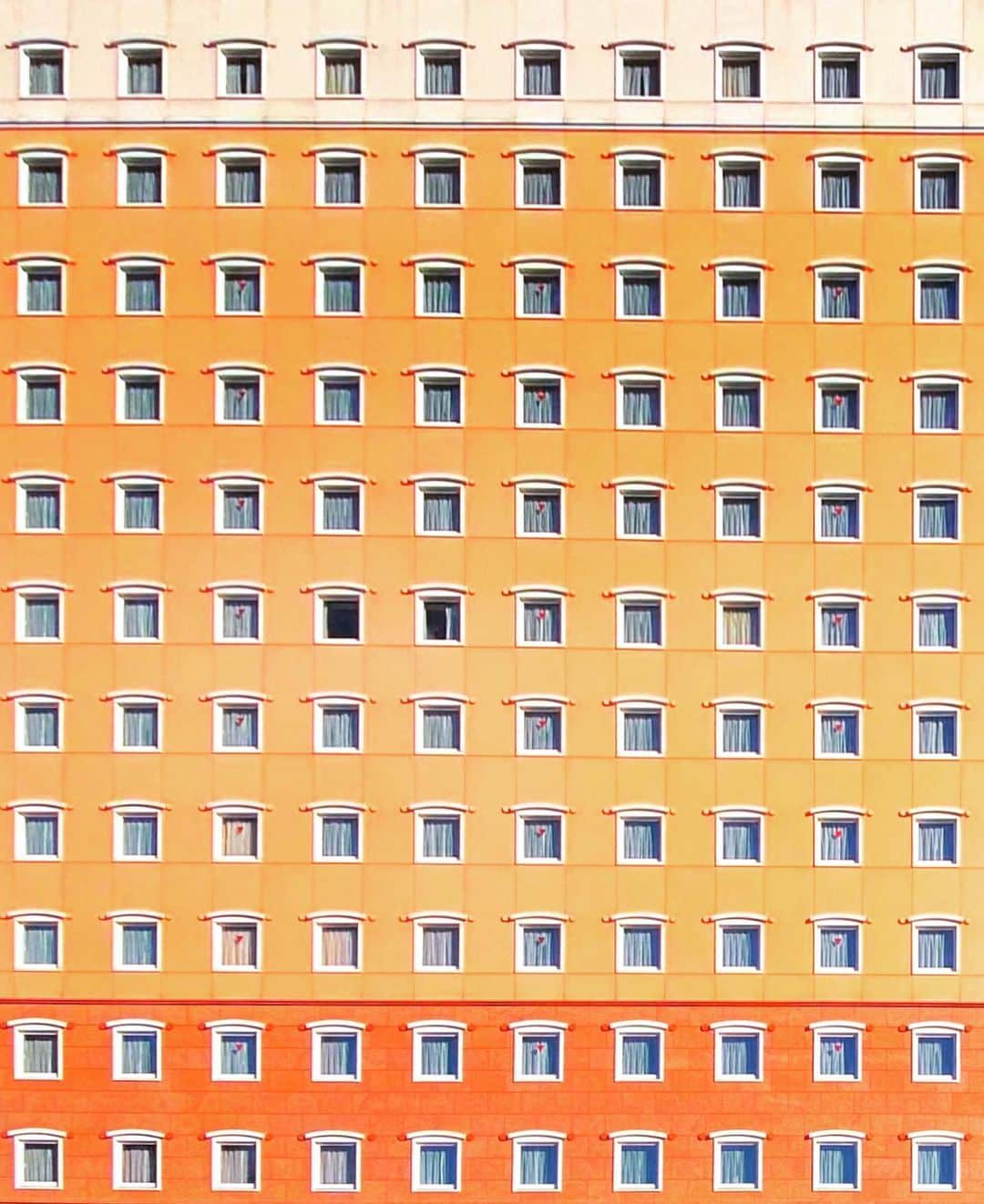 maco_kirahviのインスタグラム：「Windows 2021🍊 ・ ・ ・ #ザ壁部」