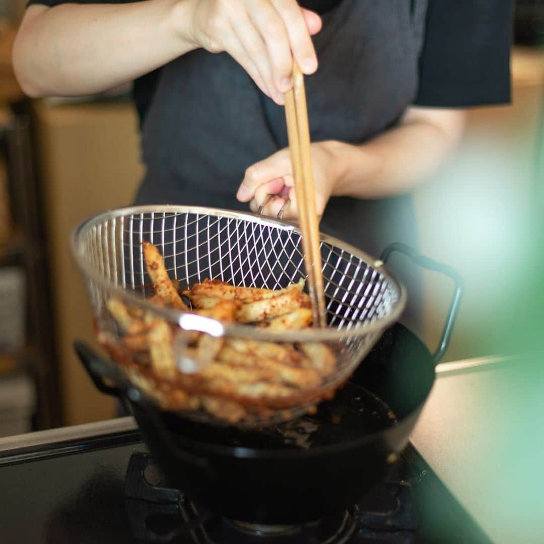 北欧、暮らしの道具店さんのインスタグラム写真 - (北欧、暮らしの道具店Instagram)「苦手を克服！ラバーゼの揚げ鍋セットで、揚げ物がとにかく楽しくなりました♪ . - - - - - - - - - - - - 揚げたてのアジフライ、 天ぷら、春巻き、鶏の唐揚げ……！ ビールと一緒にいただくと、 より一層美味しく感じますよね〜◎ . 本日ご紹介するのは、 お取り扱い以来、当店でも大人気の la baseの揚げ鍋セット。 . 「揚げもの調理」に苦手意識があった スタッフが取り入れてみたところ、 揚げものがもう楽しくて仕方がないのだとか！ . 「油ハネ防止ネット」付きなので、 全くといっていいほど 油が飛び散らない♪  さらに、揚げカゴも付いているので 使えば油切りも、二度揚げも ラクラクなんだとか。  持ち手が熱くならず、 そのままササッと持ち上げられるのも 嬉しいポイントです。  鉄製なのに800gと比較的軽いので、 吊るすこともできますよ〜！  ぜひお家で、 おいしい揚げものをお楽しみくださいね。 . - - - - - - - - - - - - la base/ラバーゼ/IH対応・鉄揚げ鍋セット（22cm） . ▶お買いものはプロフィールのリンクからどうぞ→@hokuoh_kurashi ・ #kitchen#kitchenware#food#foodstagram#labase#ラバーゼ#揚げ鍋#ビール#手羽先#キッチン#キッチン雑貨#揚げ物#からあげ#天ぷら#今日のごはん#料理#シンプル#シンプルライフ#シンプルデザイン#暮らしを楽しむ#日々の暮らし#北欧#暮らし#北欧暮らしの道具店」1月8日 10時38分 - hokuoh_kurashi